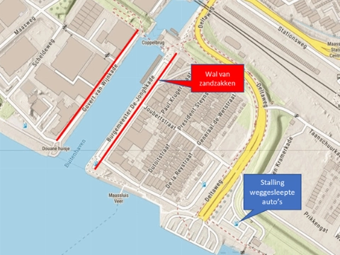 Zandzakken vanwege hoogwater in Maassluis